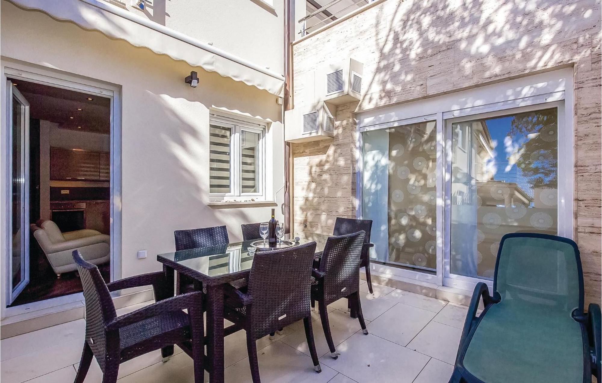 2 Bedroom Lovely Apartment In Crikvenica Eksteriør billede
